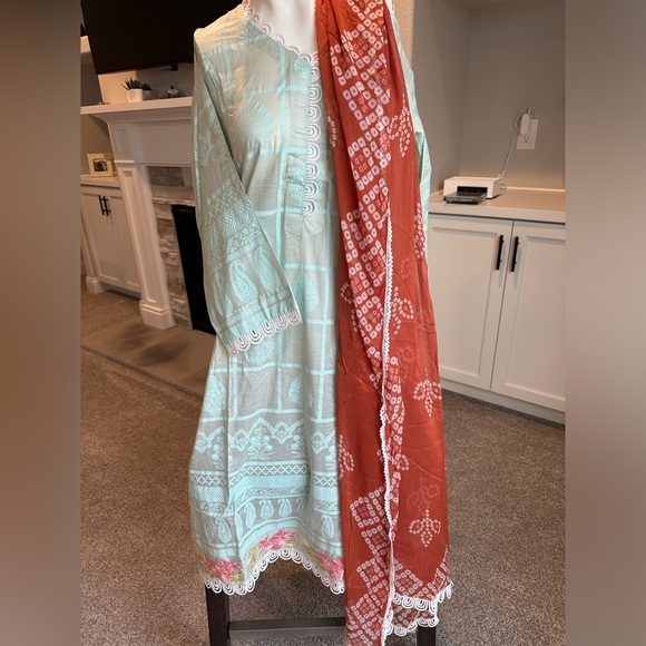 Brand new 2 piece Pakistani Indian suite - Picture 2 of 5